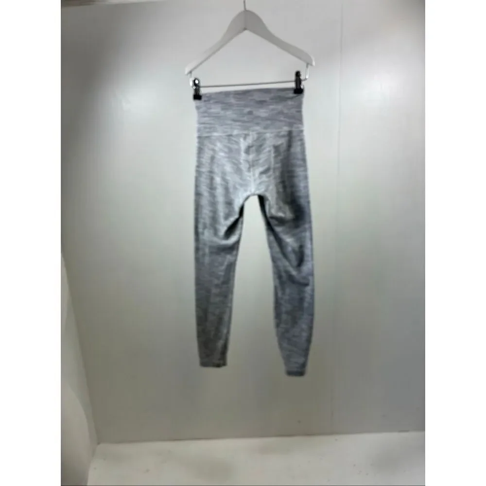 Lululemon Wunder Under in Light Gray Size 4